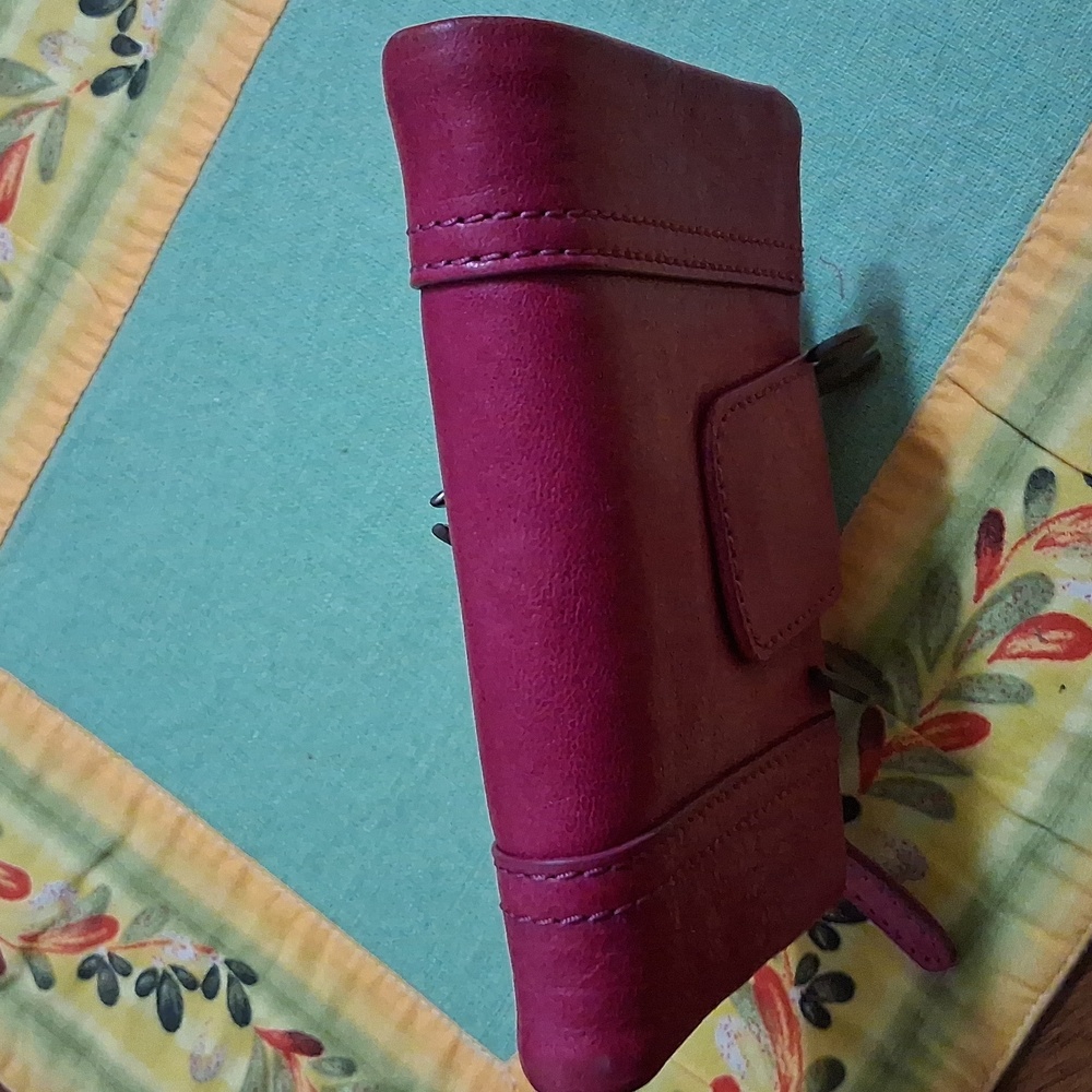 Fossil Fuchsia Leather Wallet - Picture 4 of 11